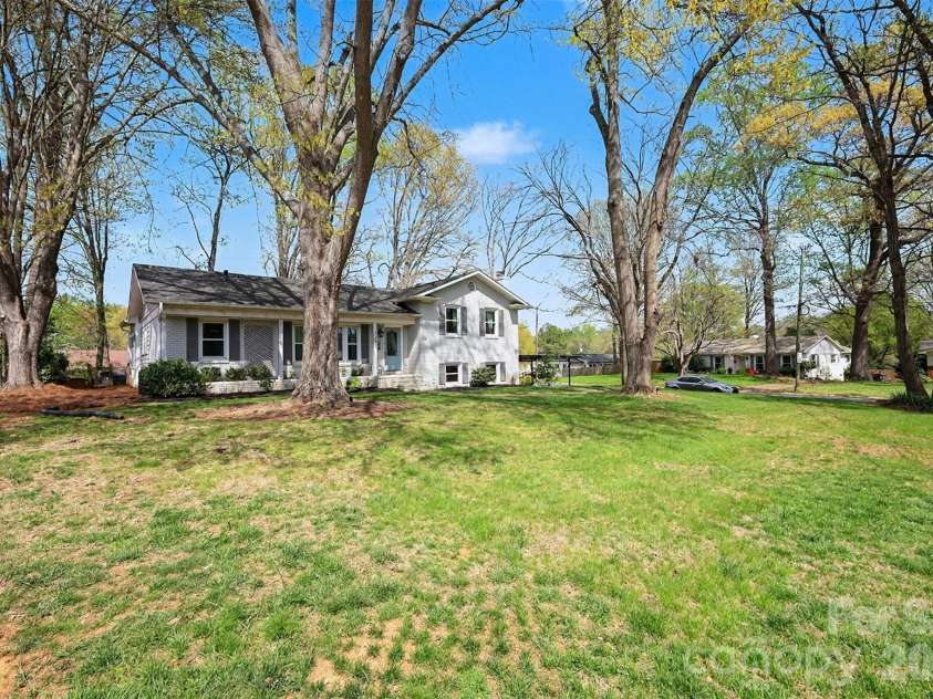 2233 Stonewood Drive, Charlotte, NC 28210.  MLS# CAR4361182, YatesRealty ID 19106. 