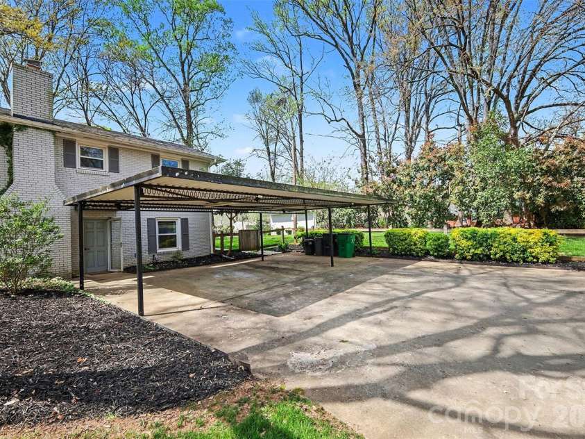 2233 Stonewood Drive, Charlotte, NC 28210.  MLS# CAR4361182, YatesRealty ID 19106. 