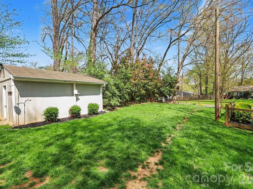 2233 Stonewood Drive, Charlotte, NC 28210.  MLS# CAR4361182, YatesRealty ID 19106. 