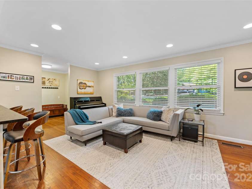 3329 Winnipeg Circle, Charlotte, NC 28210.  MLS# CAR4251015, YatesRealty ID 19106. 