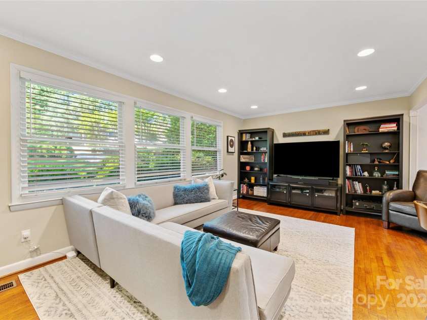 3329 Winnipeg Circle, Charlotte, NC 28210.  MLS# CAR4251015, YatesRealty ID 19106. 