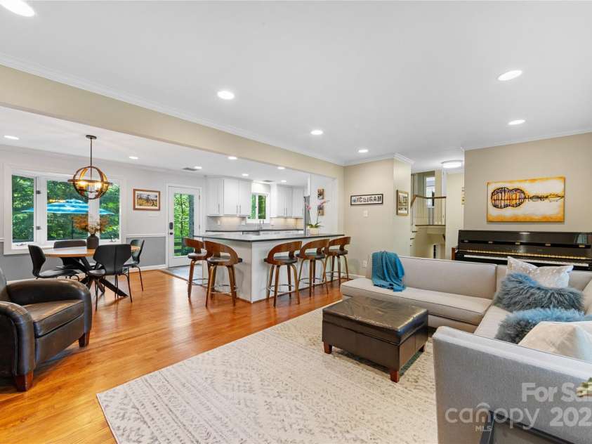 3329 Winnipeg Circle, Charlotte, NC 28210.  MLS# CAR4251015, YatesRealty ID 19106. Open floor plan - lovely kitchen!