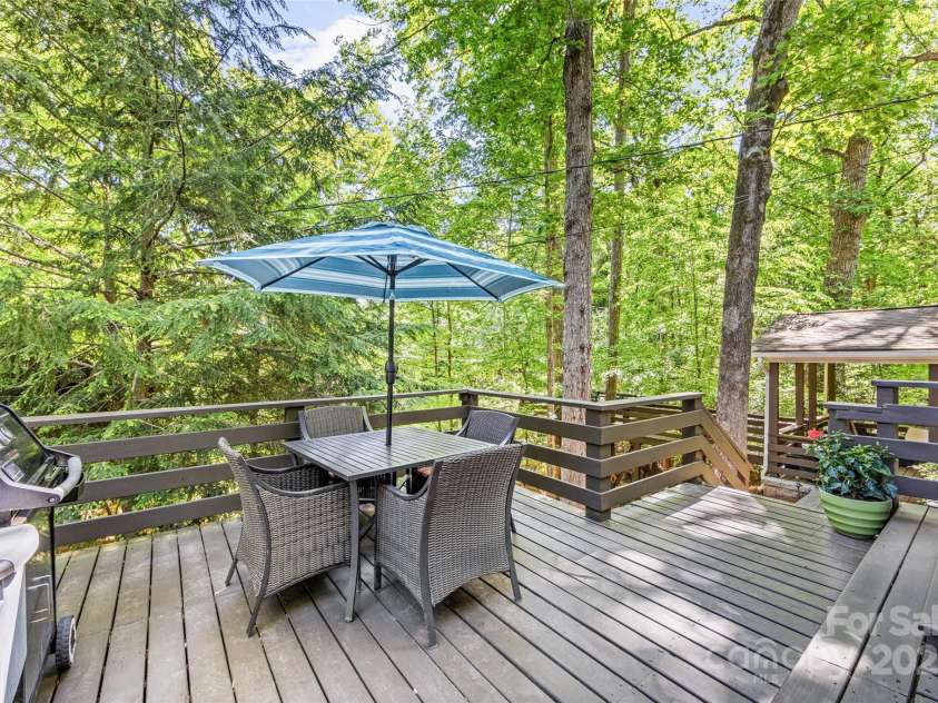 3329 Winnipeg Circle, Charlotte, NC 28210.  MLS# CAR4251015, YatesRealty ID 19106. Unbeatable natural setting