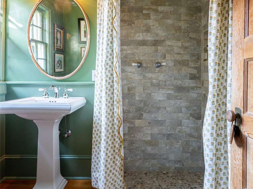 81 Edgemont Road, Asheville, NC 28801.  MLS# CAR4365917, YatesRealty ID 19107. 