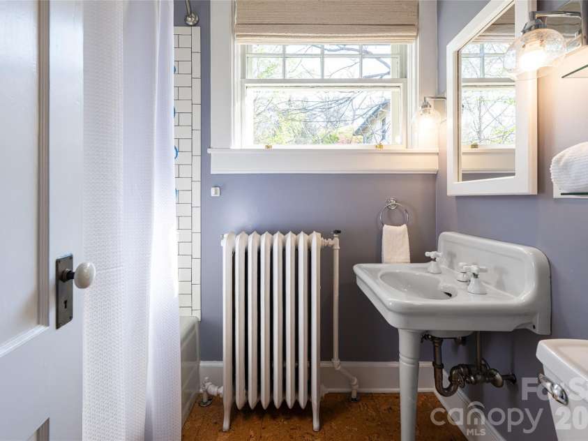 81 Edgemont Road, Asheville, NC 28801.  MLS# CAR4365917, YatesRealty ID 19107. Full Bathroom