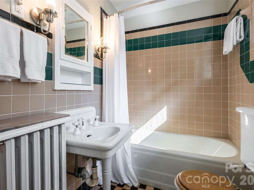 81 Edgemont Road, Asheville, NC 28801.  MLS# CAR4365917, YatesRealty ID 19107. Full Bathroom
