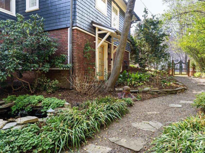 81 Edgemont Road, Asheville, NC 28801.  MLS# CAR4365917, YatesRealty ID 19107. Lovely Side Yard
