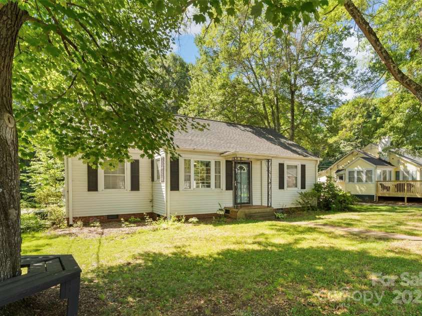 1072 5th Street, Hickory, NC 28601.  MLS# CAR4266765, YatesRealty ID 19109. 