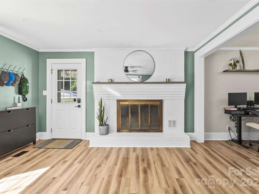 1072 5th Street, Hickory, NC 28601.  MLS# CAR4266765, YatesRealty ID 19109. 