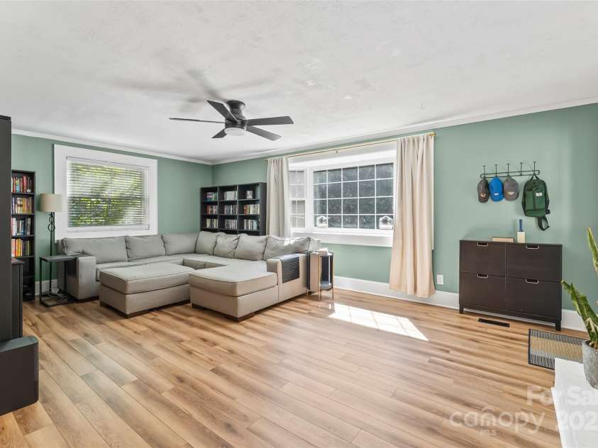 1072 5th Street, Hickory, NC 28601.  MLS# CAR4266765, YatesRealty ID 19109. 