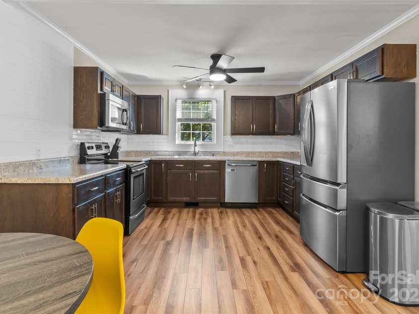 1072 5th Street, Hickory, NC 28601.  MLS# CAR4266765, YatesRealty ID 19109. 