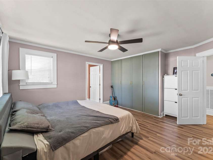 1072 5th Street, Hickory, NC 28601.  MLS# CAR4266765, YatesRealty ID 19109. 