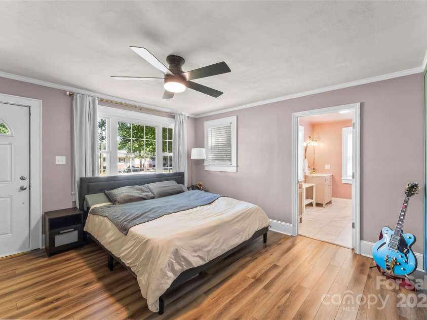 1072 5th Street, Hickory, NC 28601.  MLS# CAR4266765, YatesRealty ID 19109. 