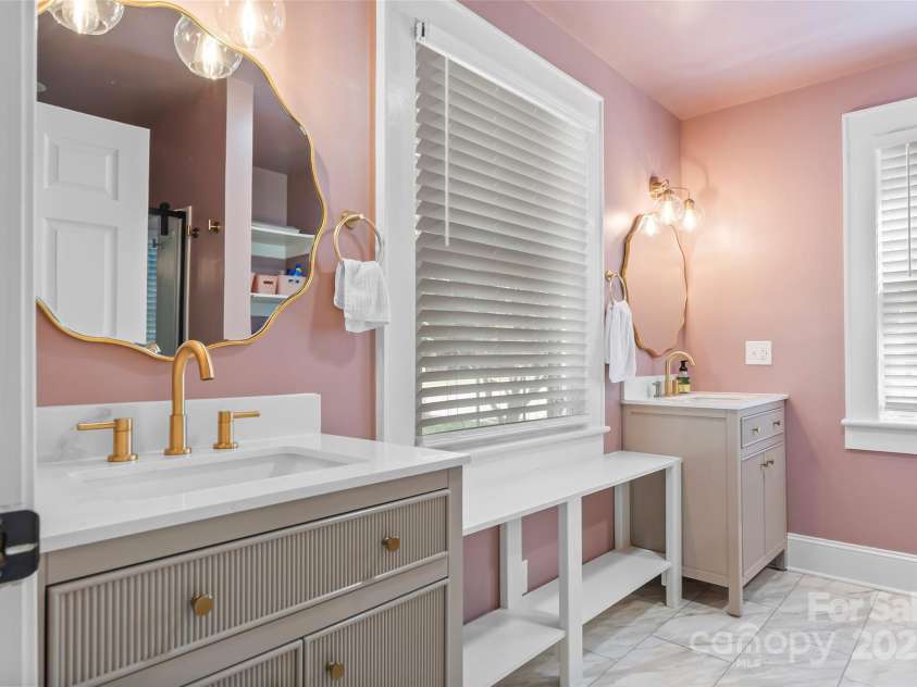 1072 5th Street, Hickory, NC 28601.  MLS# CAR4266765, YatesRealty ID 19109. 