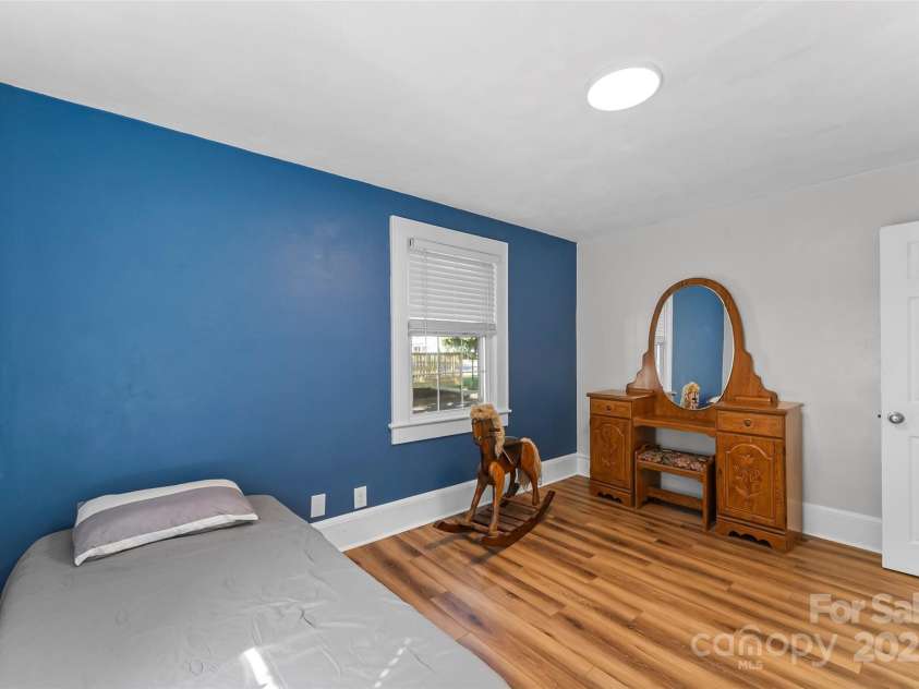 1072 5th Street, Hickory, NC 28601.  MLS# CAR4266765, YatesRealty ID 19109. 