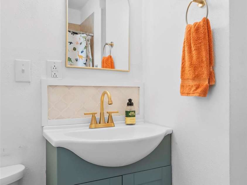 1072 5th Street, Hickory, NC 28601.  MLS# CAR4266765, YatesRealty ID 19109. 