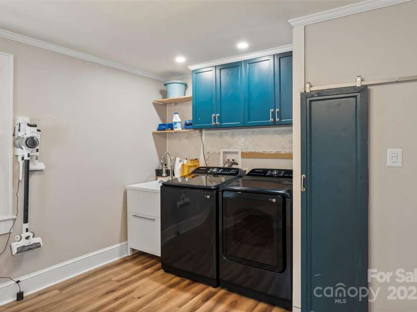 1072 5th Street, Hickory, NC 28601.  MLS# CAR4266765, YatesRealty ID 19109. 