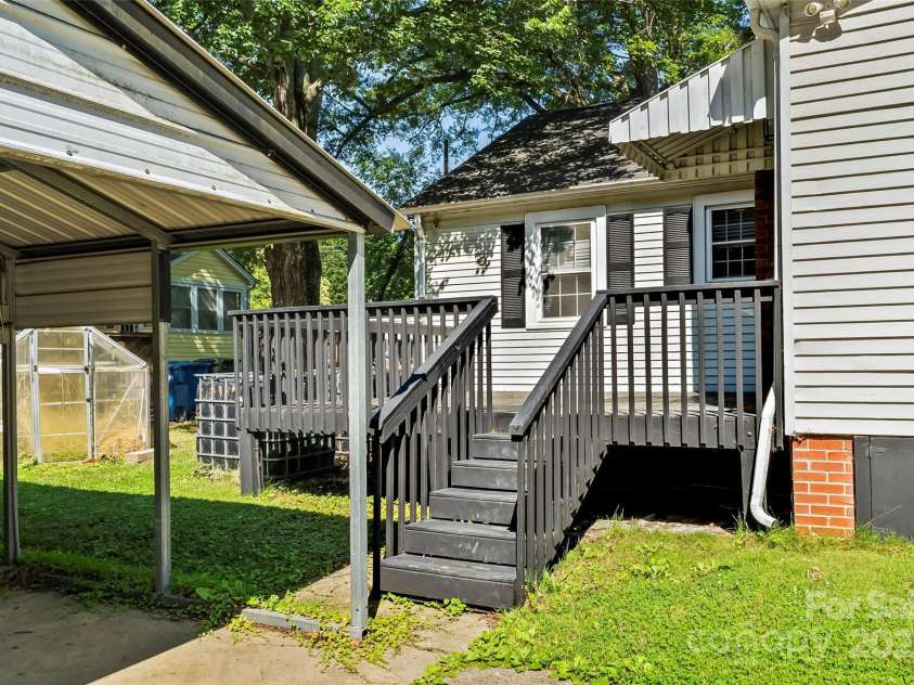 1072 5th Street, Hickory, NC 28601.  MLS# CAR4266765, YatesRealty ID 19109. 