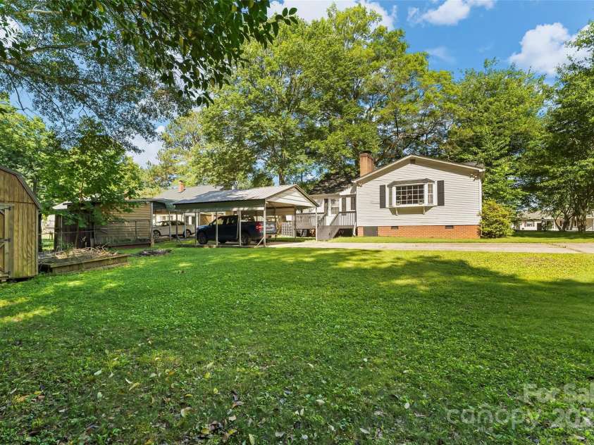 1072 5th Street, Hickory, NC 28601.  MLS# CAR4266765, YatesRealty ID 19109. 