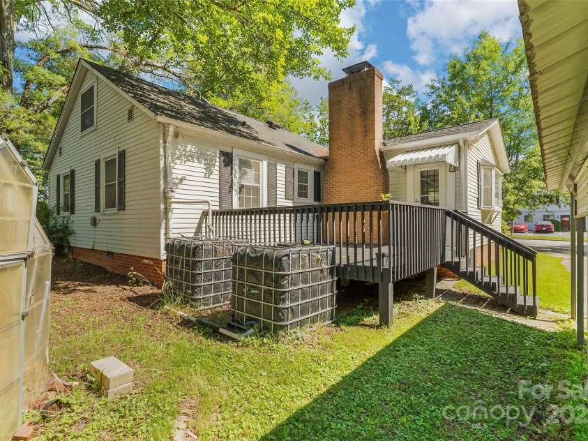 1072 5th Street, Hickory, NC 28601.  MLS# CAR4266765, YatesRealty ID 19109. 