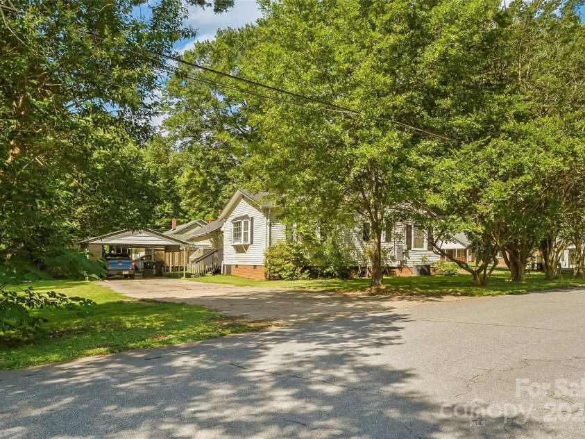 1072 5th Street, Hickory, NC 28601.  MLS# CAR4266765, YatesRealty ID 19109. 