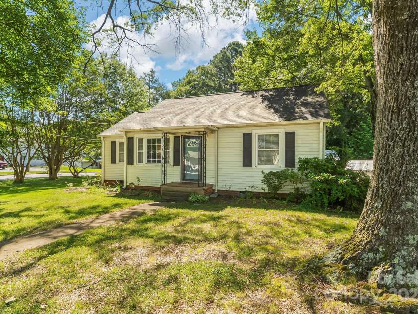1072 5th Street, Hickory, NC 28601.  MLS# CAR4266765, YatesRealty ID 19109. 