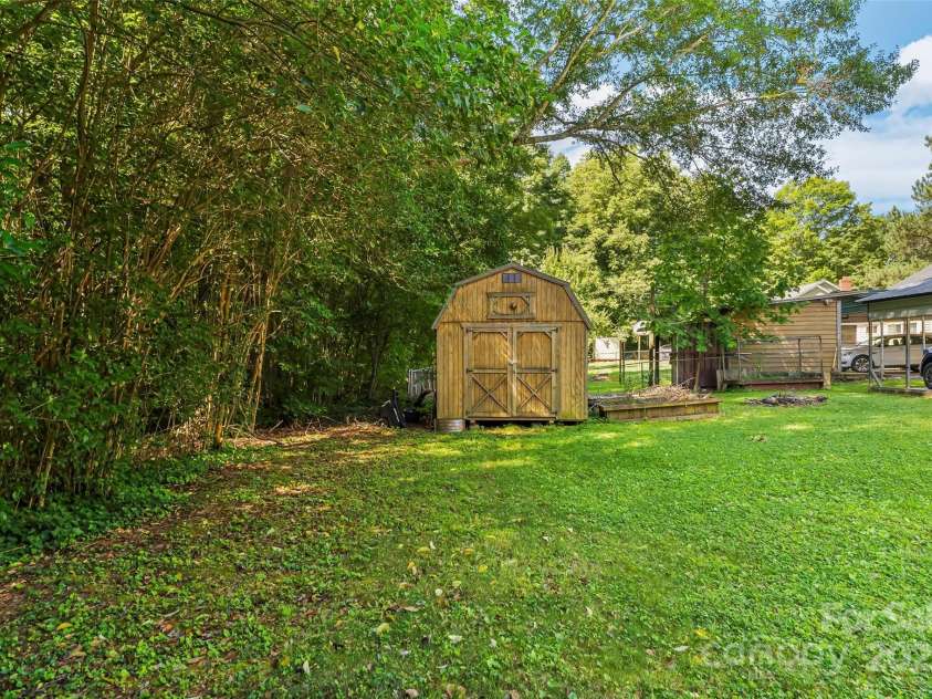 1072 5th Street, Hickory, NC 28601.  MLS# CAR4266765, YatesRealty ID 19109. 