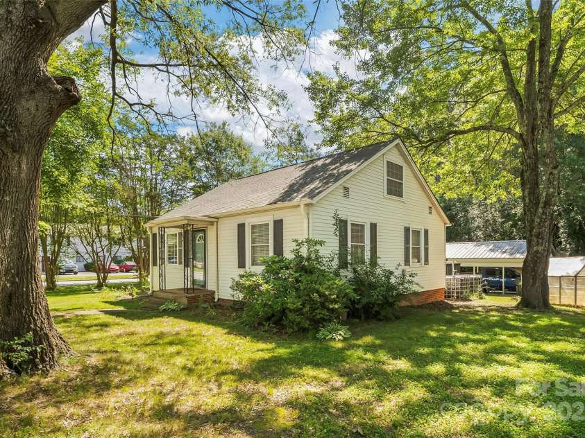1072 5th Street, Hickory, NC 28601.  MLS# CAR4266765, YatesRealty ID 19109. 