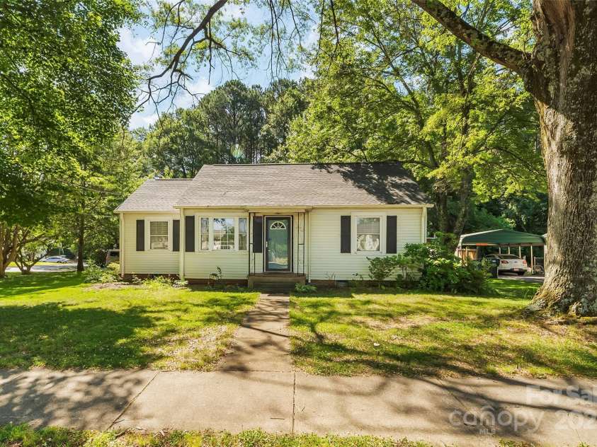 1072 5th Street, Hickory, NC 28601.  MLS# CAR4266765, YatesRealty ID 19109. 