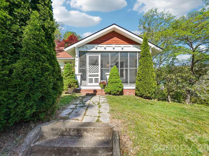 7 Oteen Park Place, Asheville, NC 28805.  MLS# CAR4357549, YatesRealty ID 19109. 