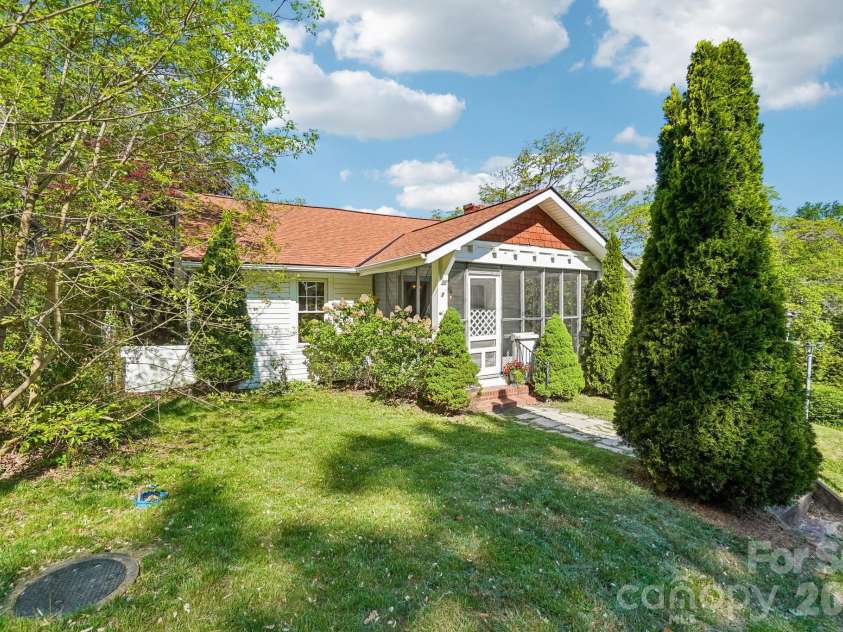 7 Oteen Park Place, Asheville, NC 28805.  MLS# CAR4357549, YatesRealty ID 19109. 