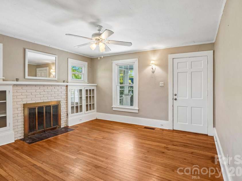 7 Oteen Park Place, Asheville, NC 28805.  MLS# CAR4357549, YatesRealty ID 19109. 
