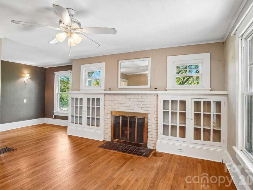 7 Oteen Park Place, Asheville, NC 28805.  MLS# CAR4357549, YatesRealty ID 19109. 