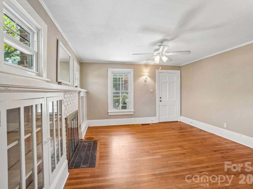 7 Oteen Park Place, Asheville, NC 28805.  MLS# CAR4357549, YatesRealty ID 19109. 