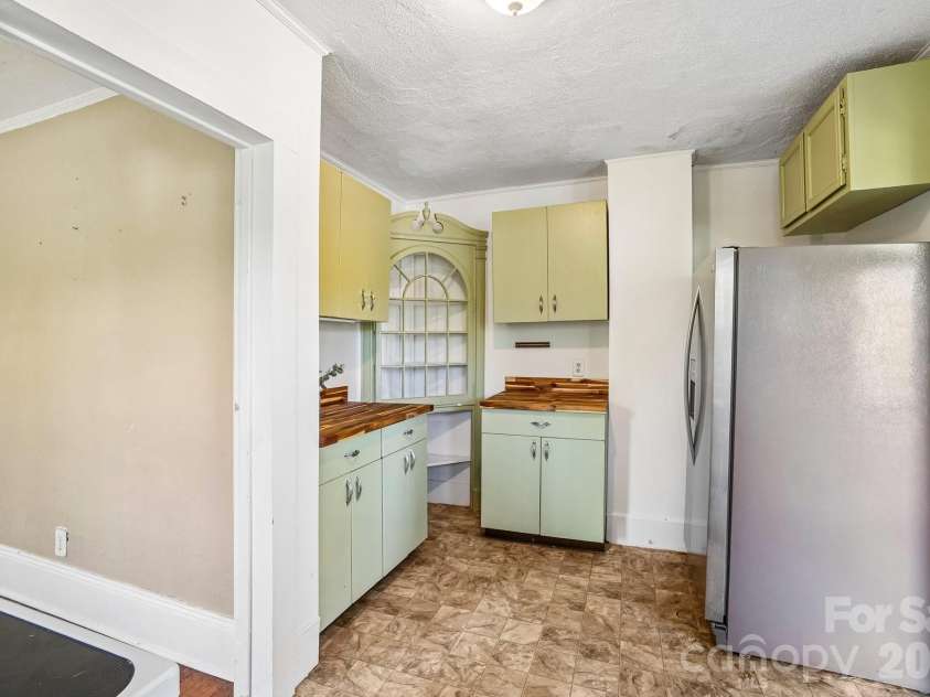 7 Oteen Park Place, Asheville, NC 28805.  MLS# CAR4357549, YatesRealty ID 19109. 
