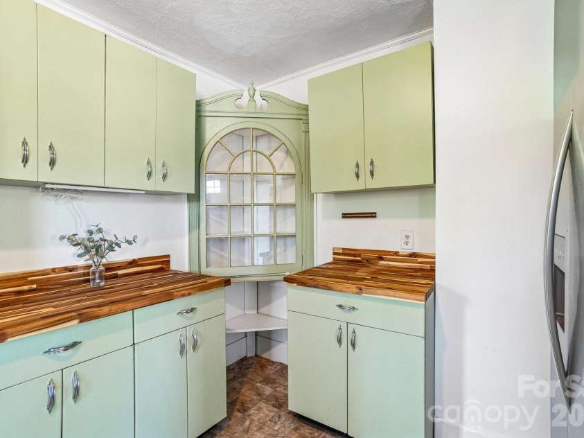 7 Oteen Park Place, Asheville, NC 28805.  MLS# CAR4357549, YatesRealty ID 19109. 