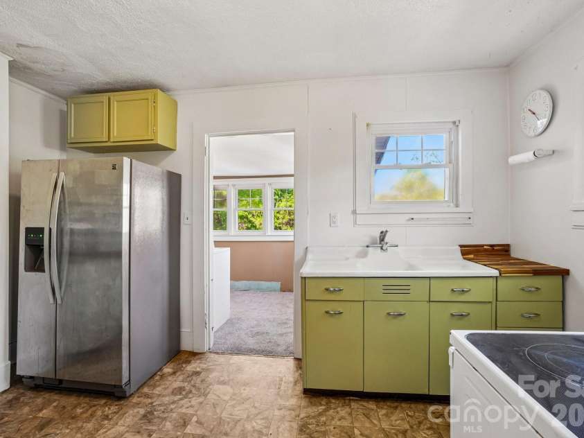 7 Oteen Park Place, Asheville, NC 28805.  MLS# CAR4357549, YatesRealty ID 19109. 