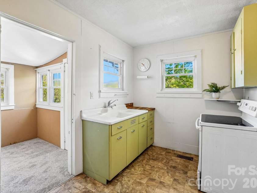 7 Oteen Park Place, Asheville, NC 28805.  MLS# CAR4357549, YatesRealty ID 19109. 