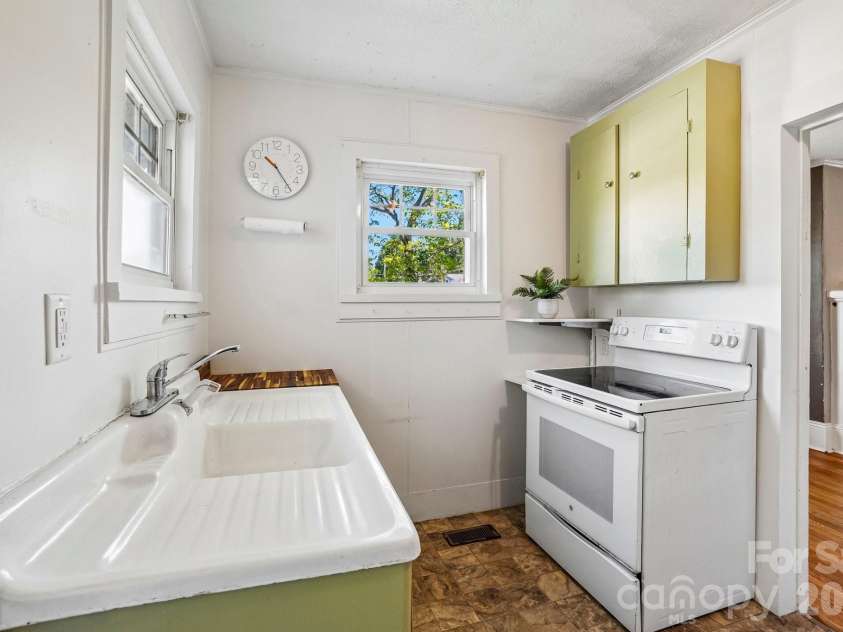 7 Oteen Park Place, Asheville, NC 28805.  MLS# CAR4357549, YatesRealty ID 19109. 