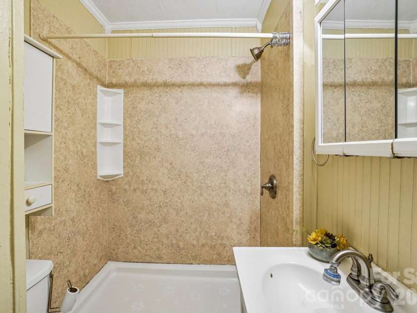 7 Oteen Park Place, Asheville, NC 28805.  MLS# CAR4357549, YatesRealty ID 19109. 