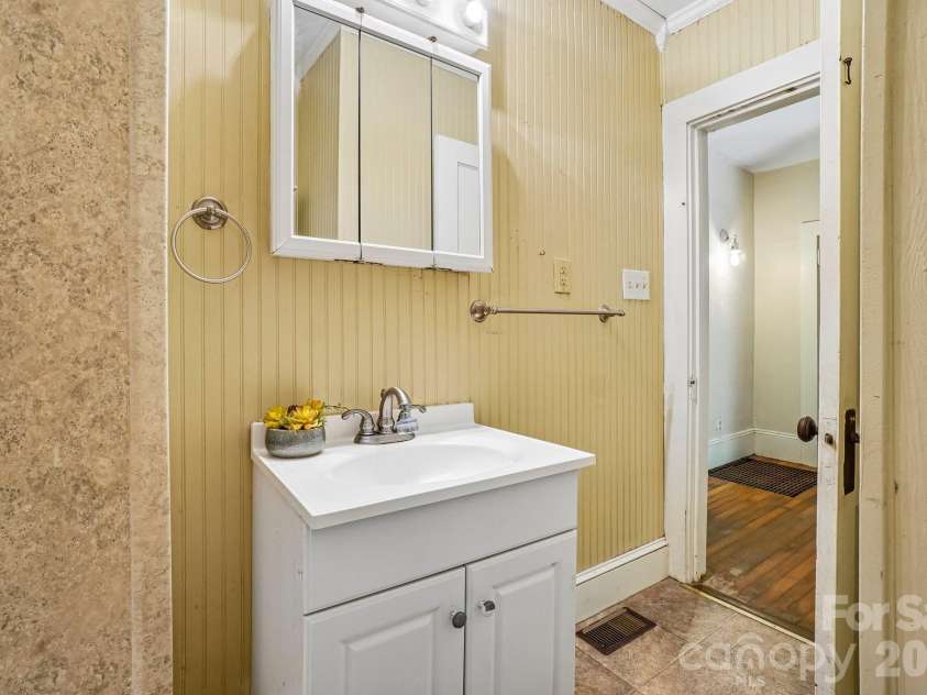 7 Oteen Park Place, Asheville, NC 28805.  MLS# CAR4357549, YatesRealty ID 19109. 