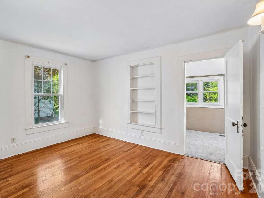 7 Oteen Park Place, Asheville, NC 28805.  MLS# CAR4357549, YatesRealty ID 19109. 