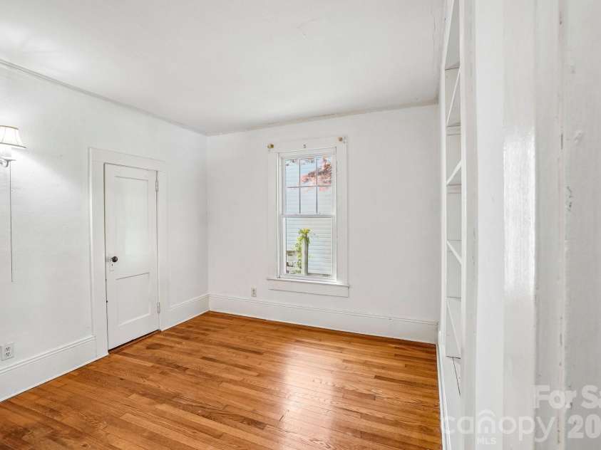 7 Oteen Park Place, Asheville, NC 28805.  MLS# CAR4357549, YatesRealty ID 19109. 