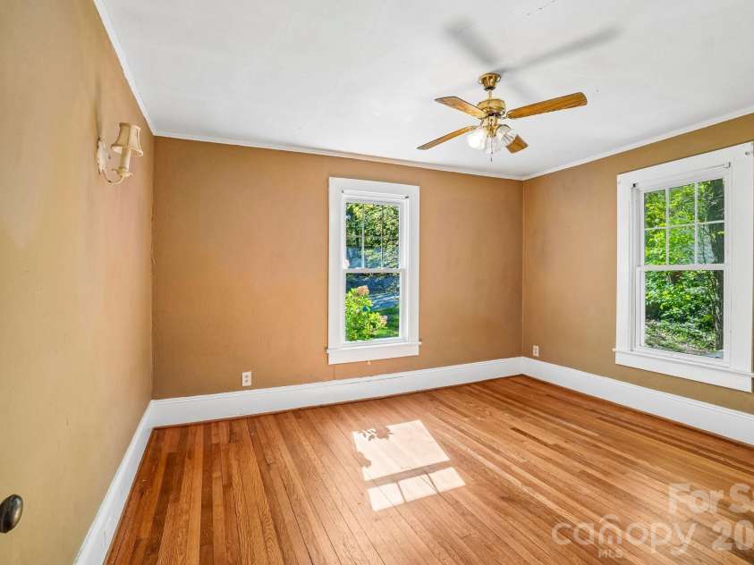 7 Oteen Park Place, Asheville, NC 28805.  MLS# CAR4357549, YatesRealty ID 19109. 