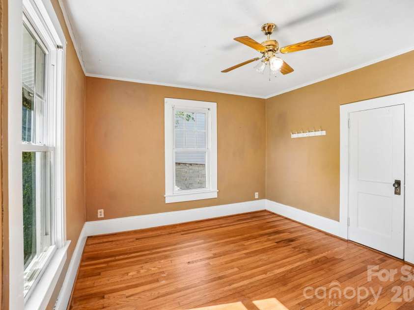 7 Oteen Park Place, Asheville, NC 28805.  MLS# CAR4357549, YatesRealty ID 19109. 