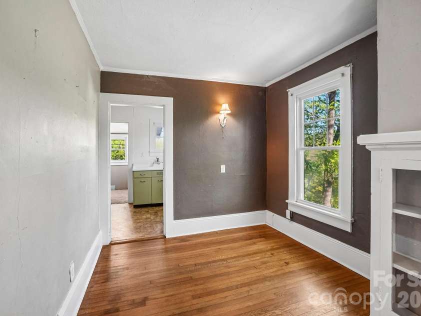 7 Oteen Park Place, Asheville, NC 28805.  MLS# CAR4357549, YatesRealty ID 19109. 