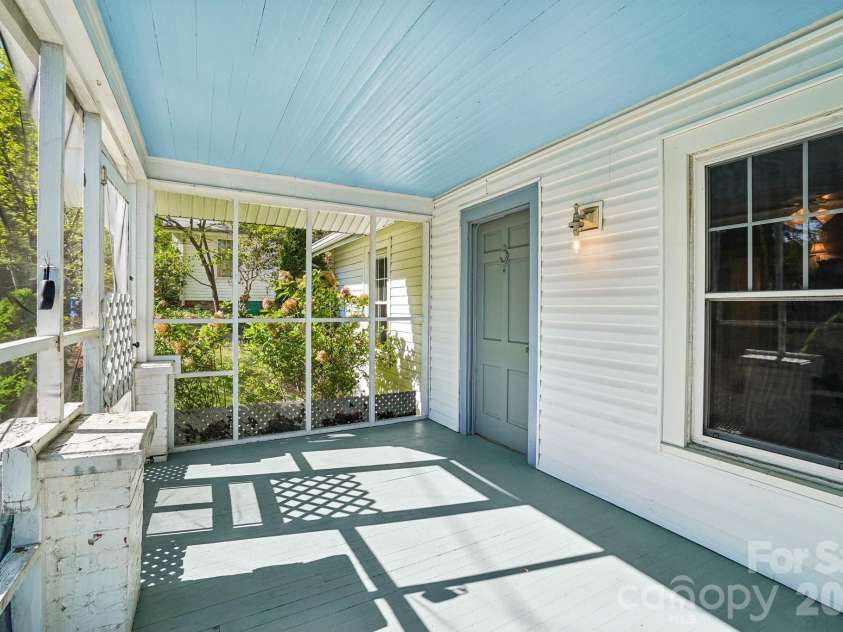 7 Oteen Park Place, Asheville, NC 28805.  MLS# CAR4357549, YatesRealty ID 19109. 
