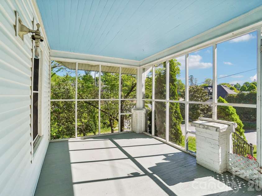 7 Oteen Park Place, Asheville, NC 28805.  MLS# CAR4357549, YatesRealty ID 19109. 