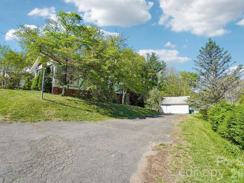 7 Oteen Park Place, Asheville, NC 28805.  MLS# CAR4357549, YatesRealty ID 19109. 