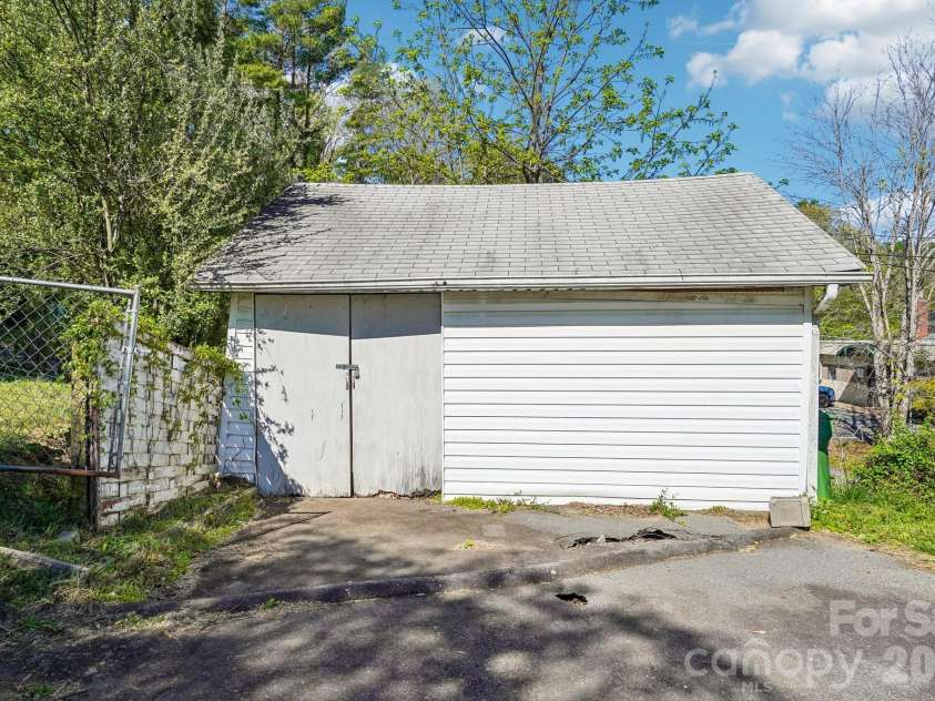 7 Oteen Park Place, Asheville, NC 28805.  MLS# CAR4357549, YatesRealty ID 19109. 